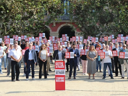 Acto de la UFEC y la UCEC, este miércoles delante del Parlament, para denunciar los impagos de la Generalitat al sector deportivo catalán