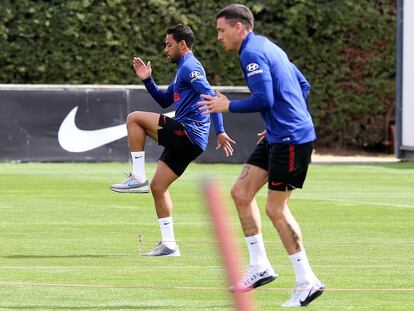 Giménez y Lodi, durante el último entrenamiento del Atlético de Madrid, este viernes, en el Cerro del Espino de Majadahonda.