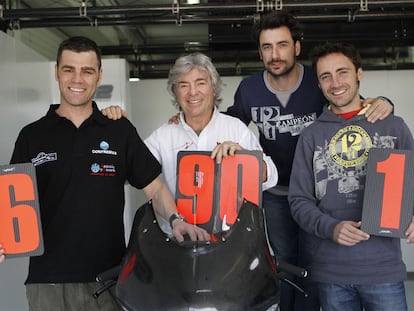 De izquierda a derecha, Fonsi, Ángel, Gelete y Pablo Nieto, cuando posaron en Cheste con carteles de sus victorias. mundiales.