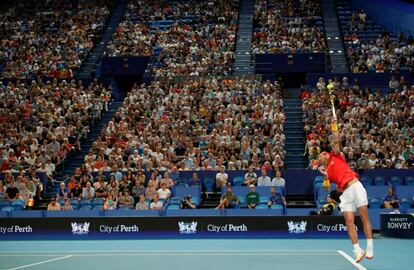 Nadal sirve durante el partido contra Cuevas en Perth.