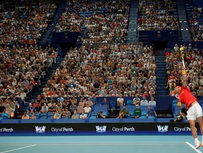 Nadal sirve durante el partido contra Cuevas en Perth.