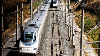 Vías de tren en las afueras de Toledo donde se produjo, la semana pasada, la interrupción de los trayectos debido a una falta de tensión en la catenaria. 