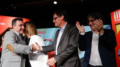Matías Carnero saludaba a Salvador Illa el 30 de abril en un acto de los socialistas catalanes en L'Hospitalet. / EFE