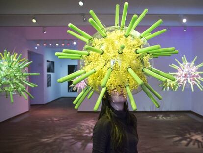 Una visitante huele la mimosa del interior de una de las esferas olorosas de la instalaci&oacute;n de Hagerman en la Fundaci&oacute;n Mir&oacute; de Barcelona.