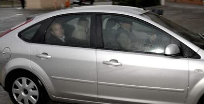 Ángel Carromero llega en coche a la cárcel de Segovia.