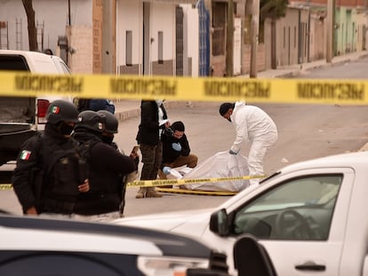 Peritos forenses realizan el levantamiento de varios cuerpos en el municipio de Fresnillo, Estado de Zacatecas (México), en febrero de 2022.