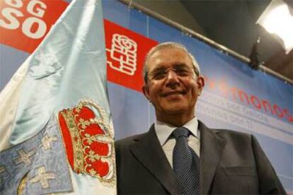 El candidato del PSdeG a la presidencia de la Xunta, Emilio Pérez Touriño, ayer junto a la bandera de Galicia.