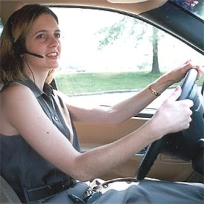 Una joven al volante.