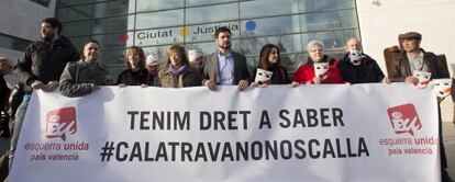 Protesta de Esquerra Unida ante la Ciudad de la Justicia por la pretensión de Santiago Calatrava de cerrar la página web.