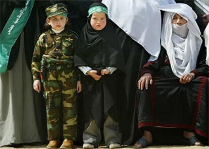 Dos niñas palestinas, ayer en la Universidad de Gaza.