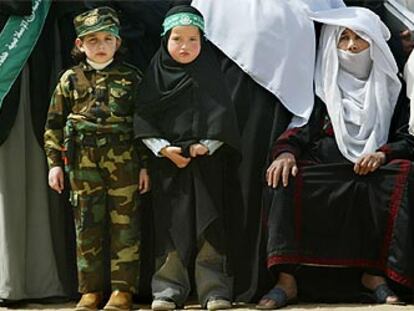 Dos niñas palestinas, ayer en la Universidad de Gaza.