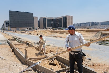 Trabajadores en la obra del distrito empresarial en la nueva capital administrativa. El proyecto de una nueva capital en Egipto se presentó, sin discusión pública previa, en marzo de 2015, solo un año y medio después de que tomara el poder en el país el actual presidente, Abdelfatá al Sisi.