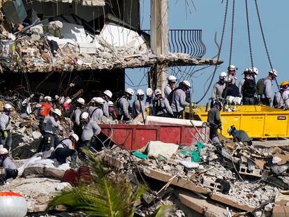 Operários procuram desaparecidos entre os escombros da Camplain Towers South, nesta segunda-feira, em Miami.