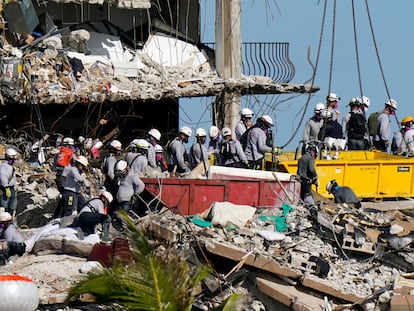 Operários procuram desaparecidos entre os escombros da Camplain Towers South, nesta segunda-feira, em Miami.