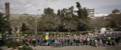 Un grup de ciclistes puja la muntanya de Montjuïc, la darrera etapa de la Volta Catalunya. 
