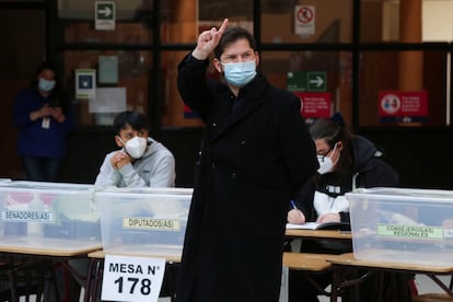 Gabriel Boric durante la votación de esta mañana.