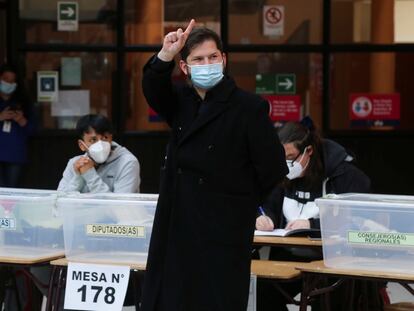 Gabriel Boric durante la votación de esta mañana.