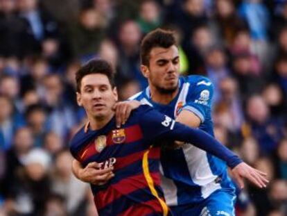 Jordán agafa Messi durant el partit.