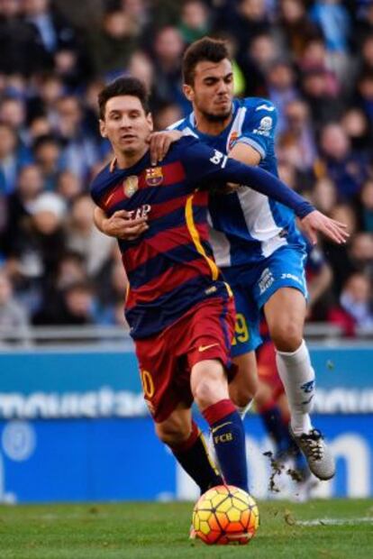 Jordán agafa Messi durant el partit.