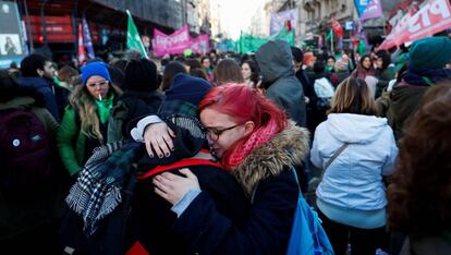 Milhares de pessoas festejam a aprovação da despenalização do aborto nas imediações da praça do Congresso, em Buenos Aires.