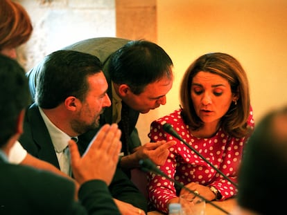 El académicos Antonio Ferrando y Josep Palomero, durante un debate con la presidenta de la Acadèmia, Ascensión Figueres, en octubre de 2021.