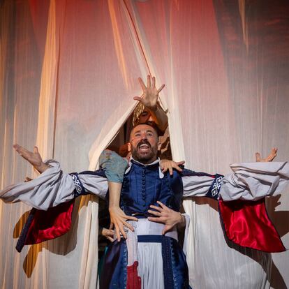 Escena de la obra 'La comedia de los errores'. En la imagen el actor Pepón Nieto. Fotografía JERO MORALES