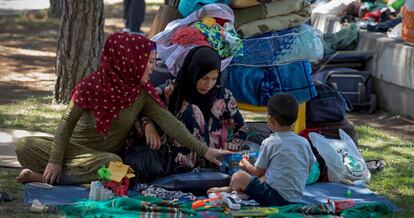 Refugiados sirios acampan en el parque Salvador de Madariaga en Madrid.