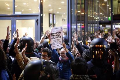 Estudiantes abandonan la estación de Sants a última hora de este jueves.