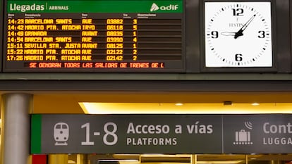 Pánel con las salidas de los trenes en la estación de María Zambrano de Málaga donde se anuncia el retraso que fue causado por el robo de cables el 5 de mayo de 2025.