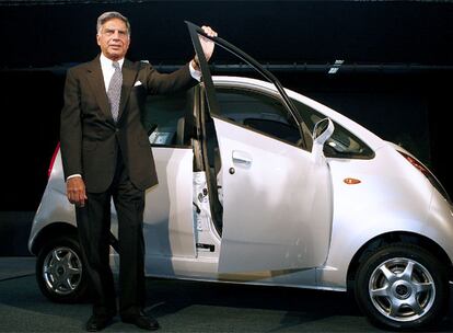 Ratan Tata, presidente del grupo indio que lleva su nombre, presenta uno de sus modelos.