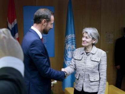 El príncipe de Noruega saluda a la directora general de la UNESCO, Irina Bokova, en París el 3 de Noviembre de 2015.