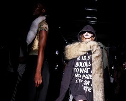 Una modelo en su desfile de primavera-verano 2024.