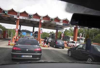 Cola de autom&oacute;viles en el peaje de la AP-9, cerca de A Coru&ntilde;a.