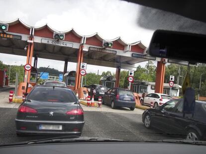 Cola de autom&oacute;viles en el peaje de la AP-9, cerca de A Coru&ntilde;a.