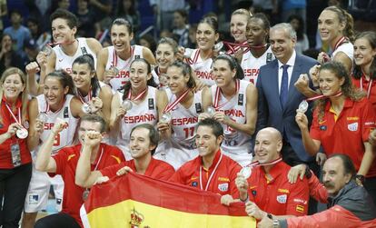 La selección femenina de baloncesto, parte del equipo técnico y el presidente de la Federación Española de Baloncesto (FEB) celebran la medalla de plata en el Mundial femenino, el 5 de octubre de 2014, en Estambul, Turquía.
