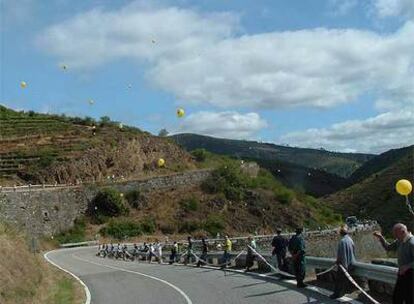 Los manifestantes soltaron 8.000 globos, en demanda de desarrollo para el interior de Ourense.