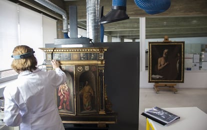 La restauradora María Porras-Isla trabaja sobre un tríptico del siglo XVI, que pertenece al Museo de la Santa Cruz de Toledo. Al fondo, un Ribera sobre el que acaba de terminar de trabajar.