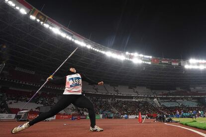 La indonesa Siti Munawaroh compite en la final femenina de lanzamiento de jabalina en los Juegos Asiáticos celebrados en Indonesia.