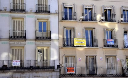 Varios carteles de alquiler en una calle de Madrid.