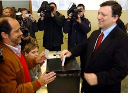 El lider del Partido Social Demócrata, Durao Barroso, en el momento de votar esta mañana.