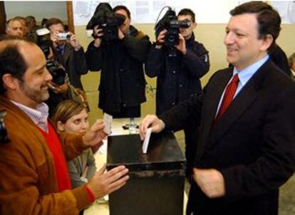 El lider del Partido Social Demócrata, Durao Barroso, en el momento de votar esta mañana.