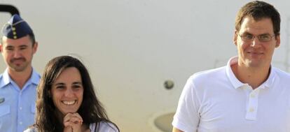 Freed Spanish aid workers Ainhoa Fern&aacute;ndez de Rinc&oacute;n and Enric Gonyalons arrive at Torrej&oacute;n de Ardoz airbase in Madrid.