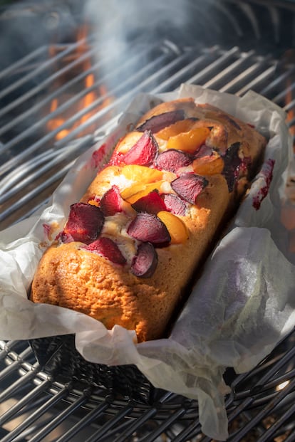 Receta del bizcocho de ciruelas de Juan Manuel Benayas para el libro 'Entre brasas veggie' (Planeta Gastro). En general las frutas se preparan a la parrilla con fuego directo. Debemos elegir las más maduras y vigilar la caramelización que se va produciendo a medida que le damos vueltas. No se deben cocinar en exceso. Se pueden mojar en azúcar moreno, será la forma ideal para que la parrilla nos proporcione unas maravillosas marcas.