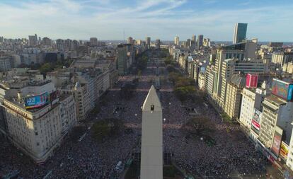 Vista panorámica de la marcha organizada por el macrismo en la avenida 9 de Julio de Buenos Aires.