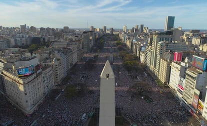 Vista panorámica de la marcha organizada por el macrismo en la avenida 9 de Julio de Buenos Aires.