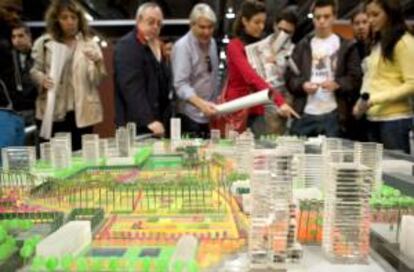 Varias personas contemplan una maqueta en la Feria Inmobiliaria del Mediterráneo (Urbe). EFE/Archivo