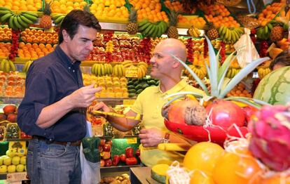 El ministro de Industria y candidato del PP a las próximas elecciones por la provincia de Las Palmas, José Manuel Soria, prueba un troz de mango en uno de los puestos del mercado de Vegueta, donde hoy realizó una visita.