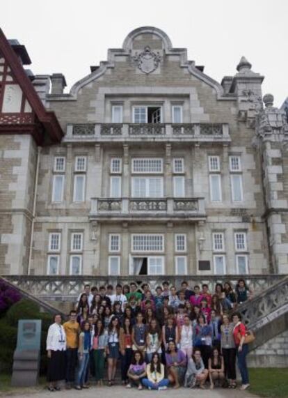 Estudiantes ante el palacio de la Magdalena, sede de la UIMP en Santander.