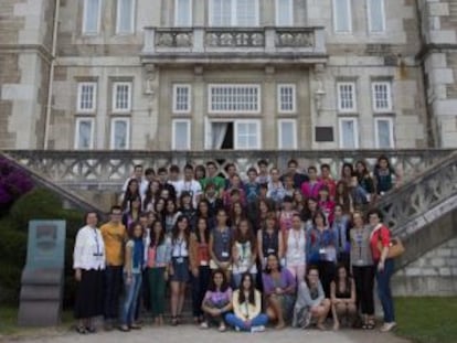 Estudiantes ante el palacio de la Magdalena, sede de la UIMP en Santander.