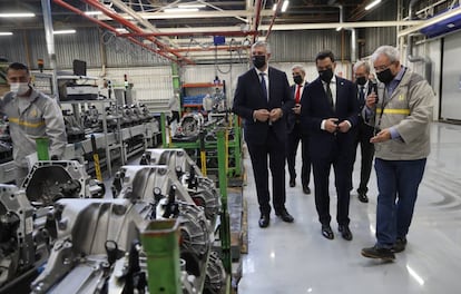 José Vicente de los Mozos, presidente de Renault España; Juan Manuel Moreno, presidente de la Junta de Andalucía, y Javier Bernáldez, director de la fábrica del grupo francés en Sevilla.